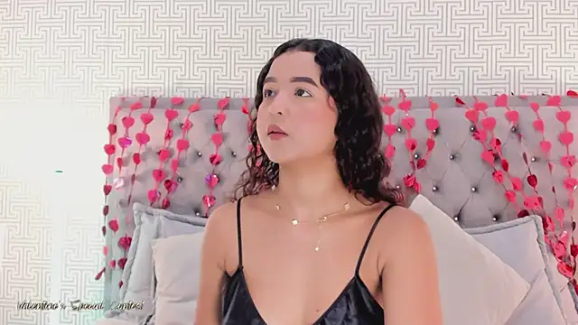 Evaa Lunna  online show from February 28, 6:31 pm