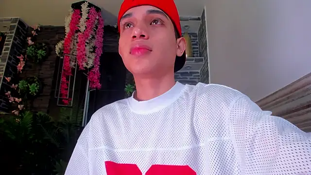 Snapshot of Sebax_Young chatting on April 19, 4:01 am Sebax Young online show from April 19, 4:01 am