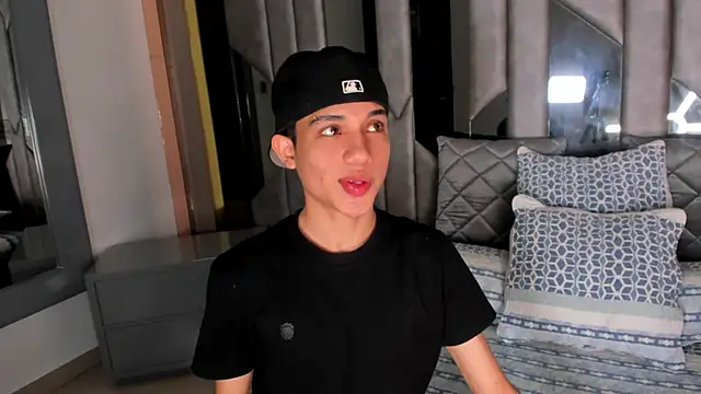 Snapshot of Sebax_Young chatting on April 21, 9:28 pm Sebax Young online show from April 21, 9:28 pm