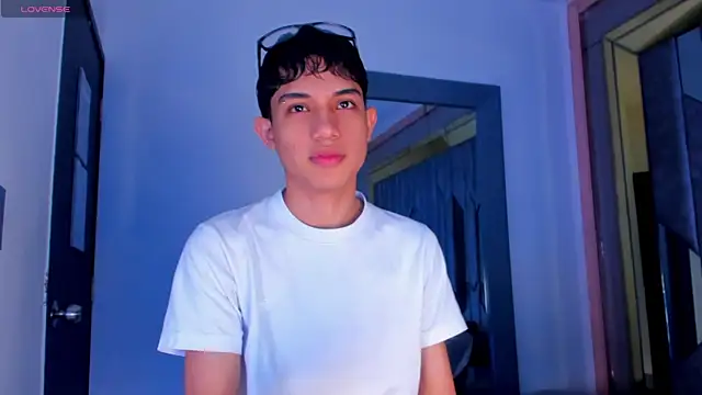 Snapshot of Sebax_Young chatting on May 18, 8:36 pm Sebax Young online show from May 18, 8:36 pm