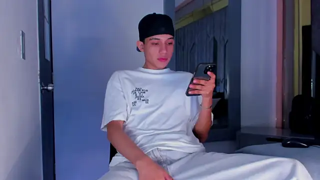 Snapshot of Sebax_Young chatting on May 22, 8:47 pm Sebax Young online show from May 22, 8:47 pm