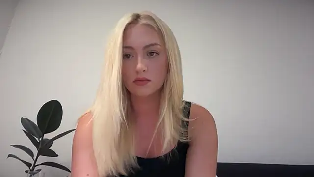 Snapshot of Kitty_Swetty chatting on July 24, 8:07 pm Kitty Swetty online show from July 24, 8:07 pm