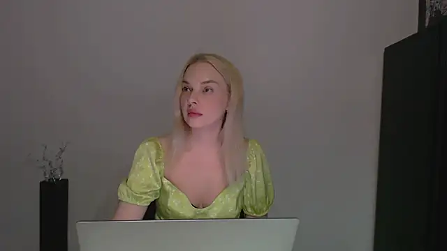 Snapshot of Lia_noo_regrets chatting on April 17, 4:43 pm Lia noo regrets online show from April 17, 4:43 pm