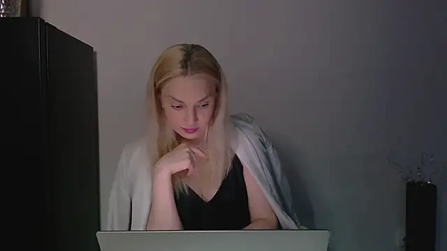 Snapshot of Lia_noo_regrets chatting on May 3, 5:19 pm Lia noo regrets online show from May 3, 5:19 pm