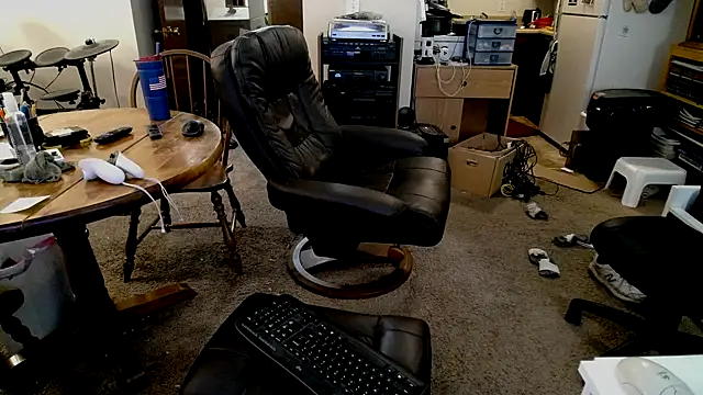 Snapshot of havethickcock chatting on October 18, 3:42 am havethickcock online show from October 18, 3:42 am