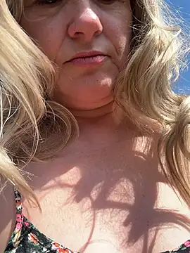 SuzieSub online show from May 28, 1:30 pm