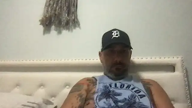 Snapshot of tattedNitalian chatting on November 2, 2:58 am tattedNitalian online show from November 2, 2:58 am