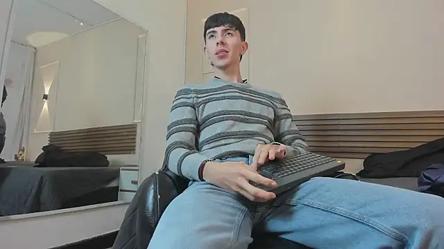 Snapshot of mathias_saenz chatting on June 21, 1:35 pm mathias saenz online show from June 21, 1:35 pm