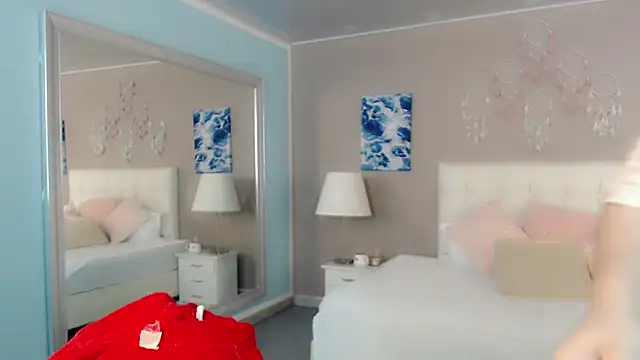 maddissonivanova online show from April 5, 7:00 pm