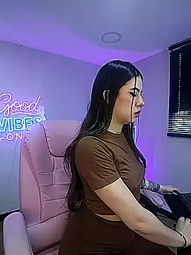 Snapshot of Alice_Vixen chatting on September 24, 12:30 pm Alice Vixen online show from September 24, 12:30 pm