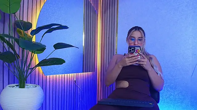 Snapshot of Sophie_Janner chatting on June 6, 3:33 am Sophie Janner online show from June 6, 3:33 am