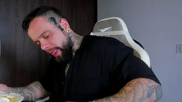 Snapshot of natevillage chatting on October 5, 1:20 pm natevillage online show from October 5, 1:20 pm