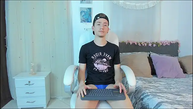 ThiagooJames online show from November 28, 1:52 am