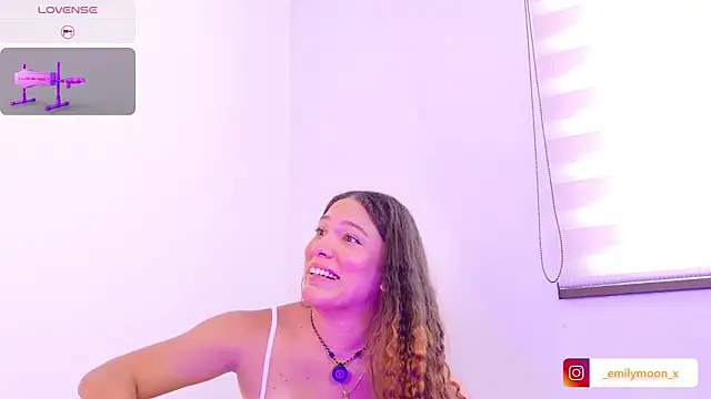 Snapshot of onlyemily_ chatting on March 1, 9:17 pm onlyemily online show from March 1, 9:17 pm