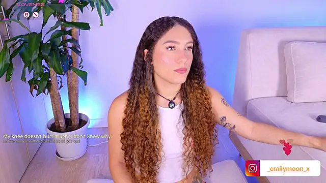 Snapshot of onlyemily_ chatting on June 7, 1:10 am onlyemily online show from June 7, 1:10 am
