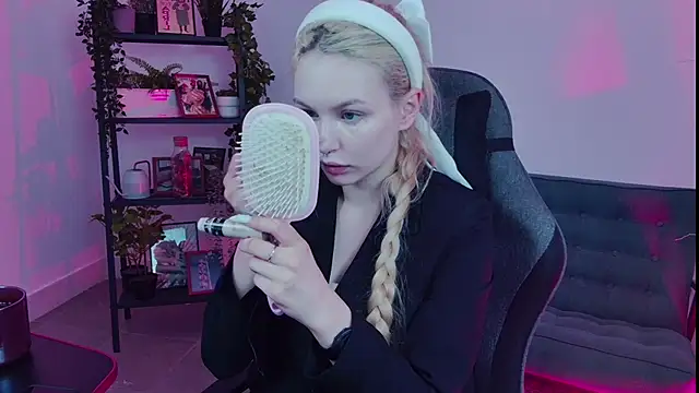 Snapshot of AvaDaviis chatting on September 9, 7:30 am AvaDaviis online show from September 9, 7:30 am