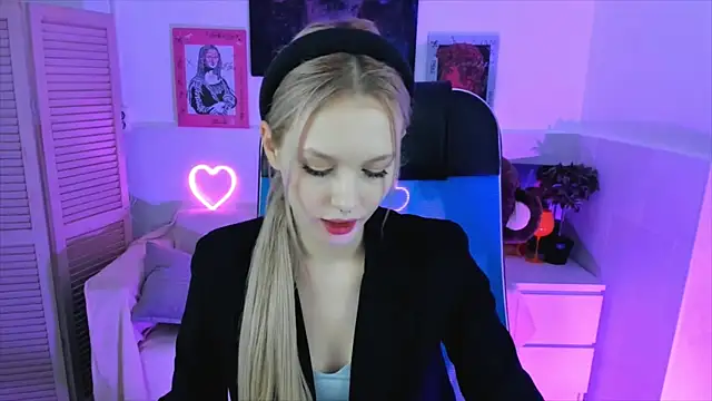 Snapshot of AvaDaviis chatting on October 18, 2:18 pm AvaDaviis online show from October 18, 2:18 pm