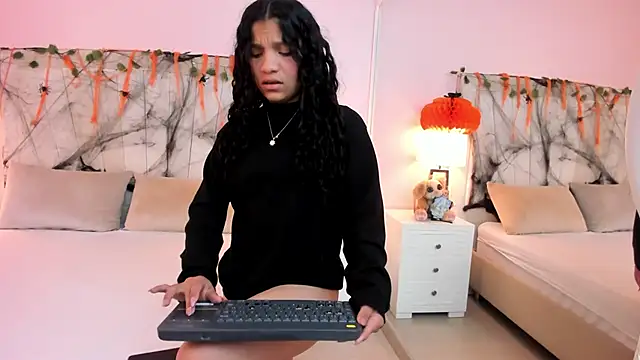Snapshot of LittleeStar chatting on October 6, 3:37 am LittleeStar online show from October 6, 3:37 am