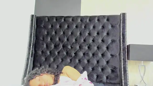 Snapshot of LittleeStar chatting on October 8, 8:01 am LittleeStar online show from October 8, 8:01 am