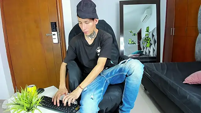 Snapshot of Davide_444 chatting on October 7, 4:31 am Davide 444 online show from October 7, 4:31 am