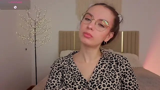 Real cutie1 online show from May 19, 12:44 pm