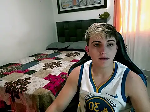Snapshot of Justin_trevor1 chatting on June 19, 10:35 pm Justin trevor1 online show from June 19, 10:35 pm