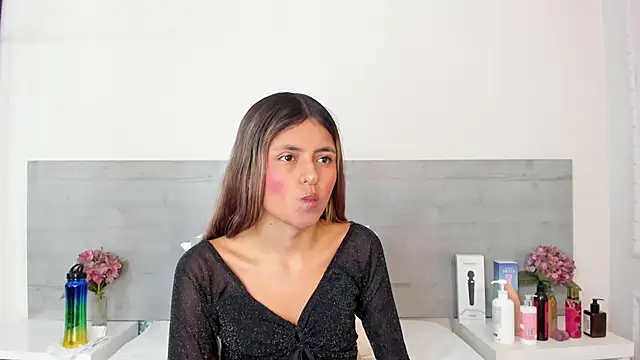 sunnyWhitee online show from April 11, 7:18 pm