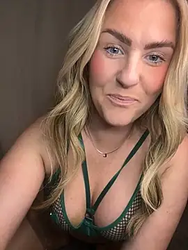 Snapshot of Charleigh_xx chatting on May 20, 9:21 pm Charleigh xx online show from May 20, 9:21 pm