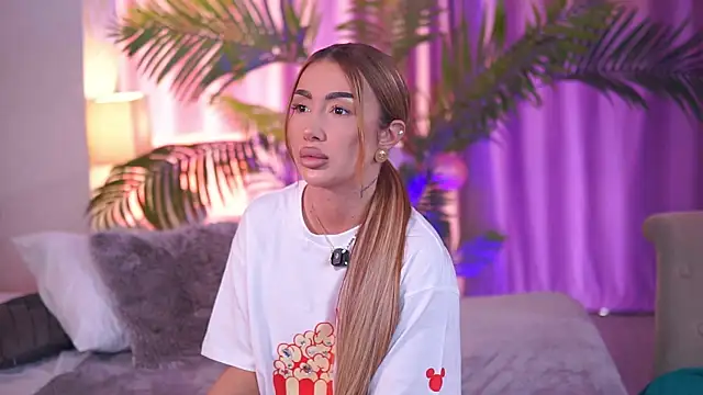 Snapshot of ZennySings chatting on December 19, 12:34 pm ZennySings online show from December 19, 12:34 pm