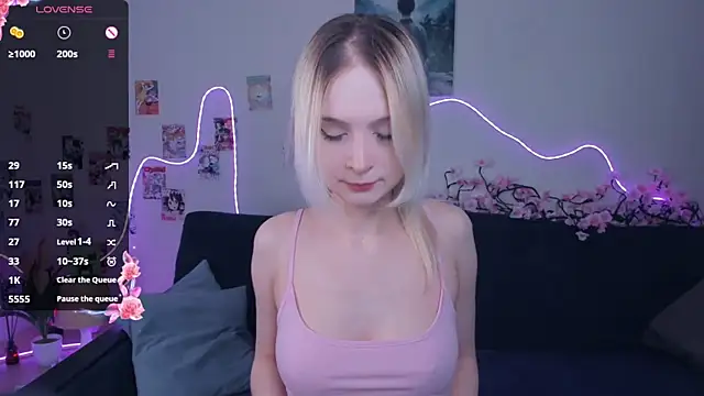 Megan--chan online show from April 4, 5:10 pm