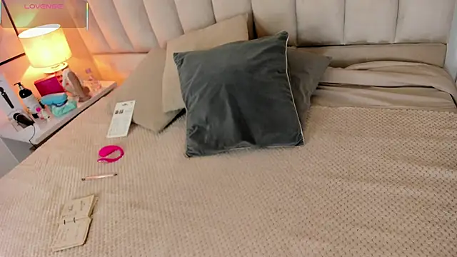 Clhoe Johnson online show from October 30, 12:28 pm