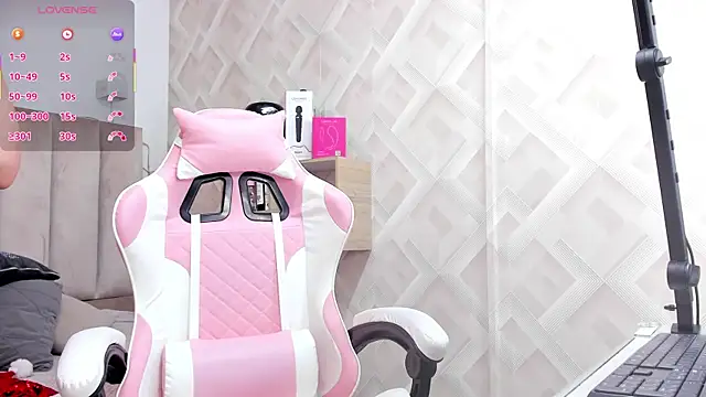 Clhoe Johnson online show from December 2, 12:21 pm