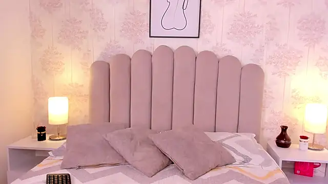 ShaynaHosk online show from March 12, 1:01 am