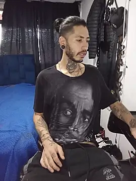 Snapshot of Tattoboy19cm chatting on July 17, 10:36 pm Tattoboy19cm online show from July 17, 10:36 pm