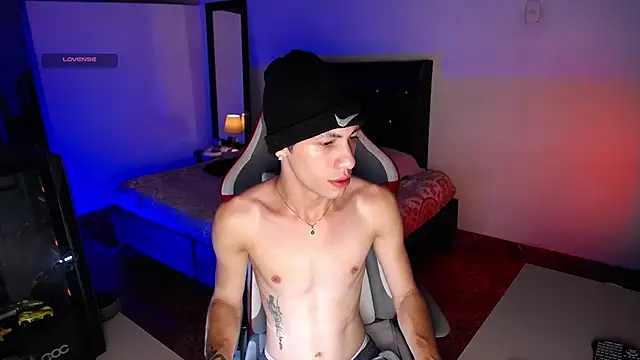 Snapshot of santiago_cutex chatting on June 19, 1:48 pm santiago cutex online show from June 19, 1:48 pm