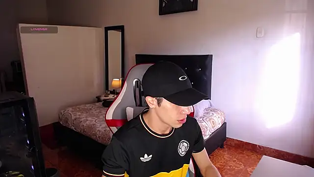 Snapshot of santiago_cutex chatting on June 22, 12:13 pm santiago cutex online show from June 22, 12:13 pm
