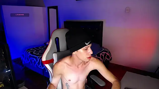 Snapshot of santiago_cutex chatting on July 1, 3:30 am santiago cutex online show from July 1, 3:30 am