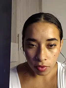 Snapshot of Valenn_fernandez chatting on April 3, 10:41 pm Valenn fernandez online show from April 3, 10:41 pm