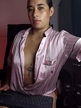 Snapshot of Valenn_fernandez chatting on April 8, 5:29 am Valenn fernandez online show from April 8, 5:29 am