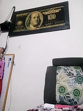 Snapshot of Valenn_fernandez chatting on May 6, 3:46 am Valenn fernandez online show from May 6, 3:46 am
