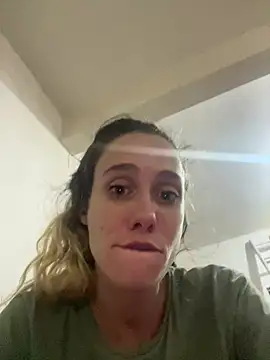 Snapshot of blond-96 chatting on March 7, 1:24 am blond-96 online show from March 7, 1:24 am