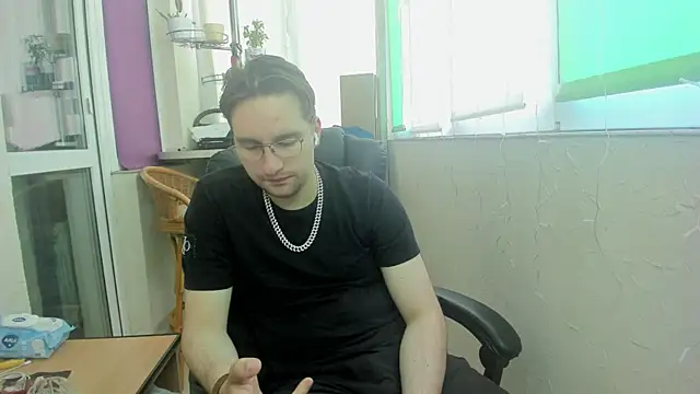 romiosabrino online show from May 26, 1:07 pm