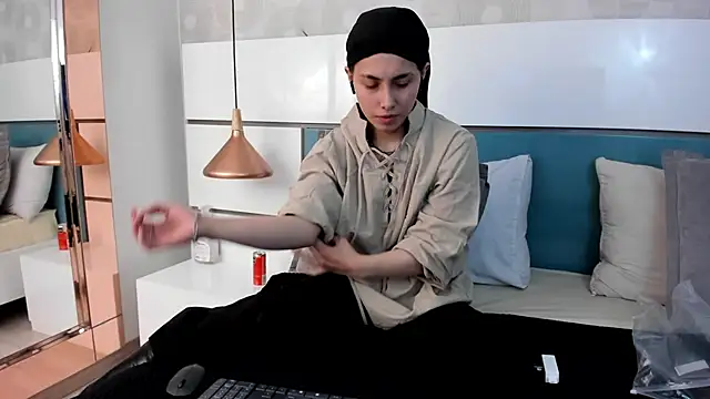 Ashkoreh online show from April 7, 9:15 pm