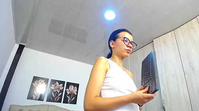 pinky f00x online show from March 3, 7:20 pm