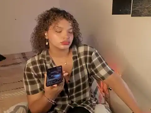 chloe kisses online show from April 14, 11:38 am