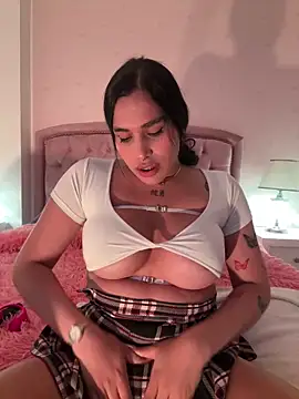 Snapshot of Bella__Wood chatting on October 1, 8:37 pm Bella  Wood online show from October 1, 8:37 pm