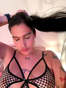 Snapshot of Bella__Wood chatting on October 9, 8:18 pm Bella  Wood online show from October 9, 8:18 pm