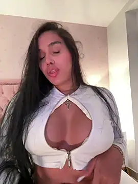 Snapshot of Bella__Wood chatting on June 30, 9:27 pm Bella Wood online show from June 30, 9:27 pm