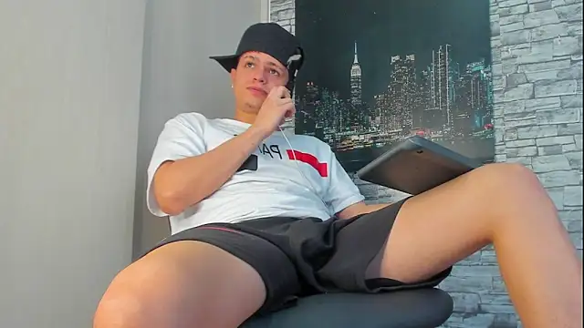 Snapshot of Themasterhades_777 chatting on October 23, 8:29 pm Themasterhades 777 online show from October 23, 8:29 pm