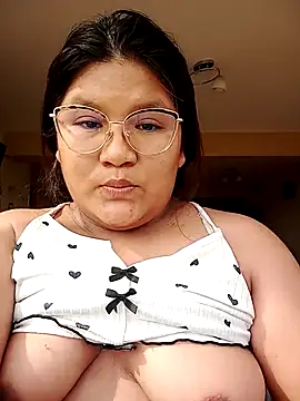 Snapshot of vea_m chatting on April 1, 2:14 pm vea m online show from April 1, 2:14 pm